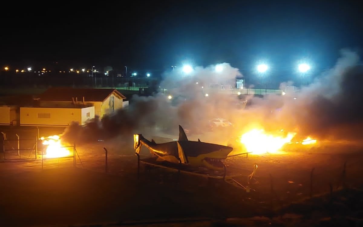 Tras derrota, ‘barras bravas’ incendian vehículos de futbolistas del club argentino Aldosivi | Video