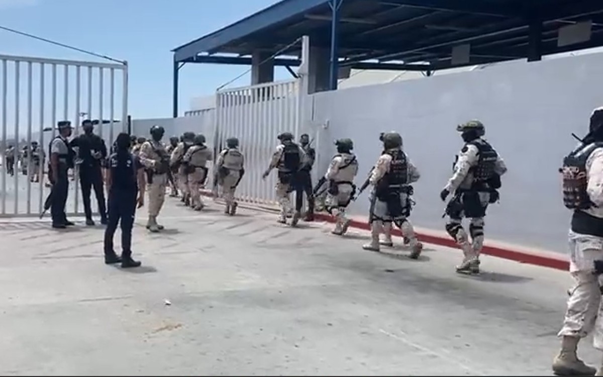 Tras quema de vehículos y bloqueos, gobierno federal despliega elementos de seguridad en Baja California
