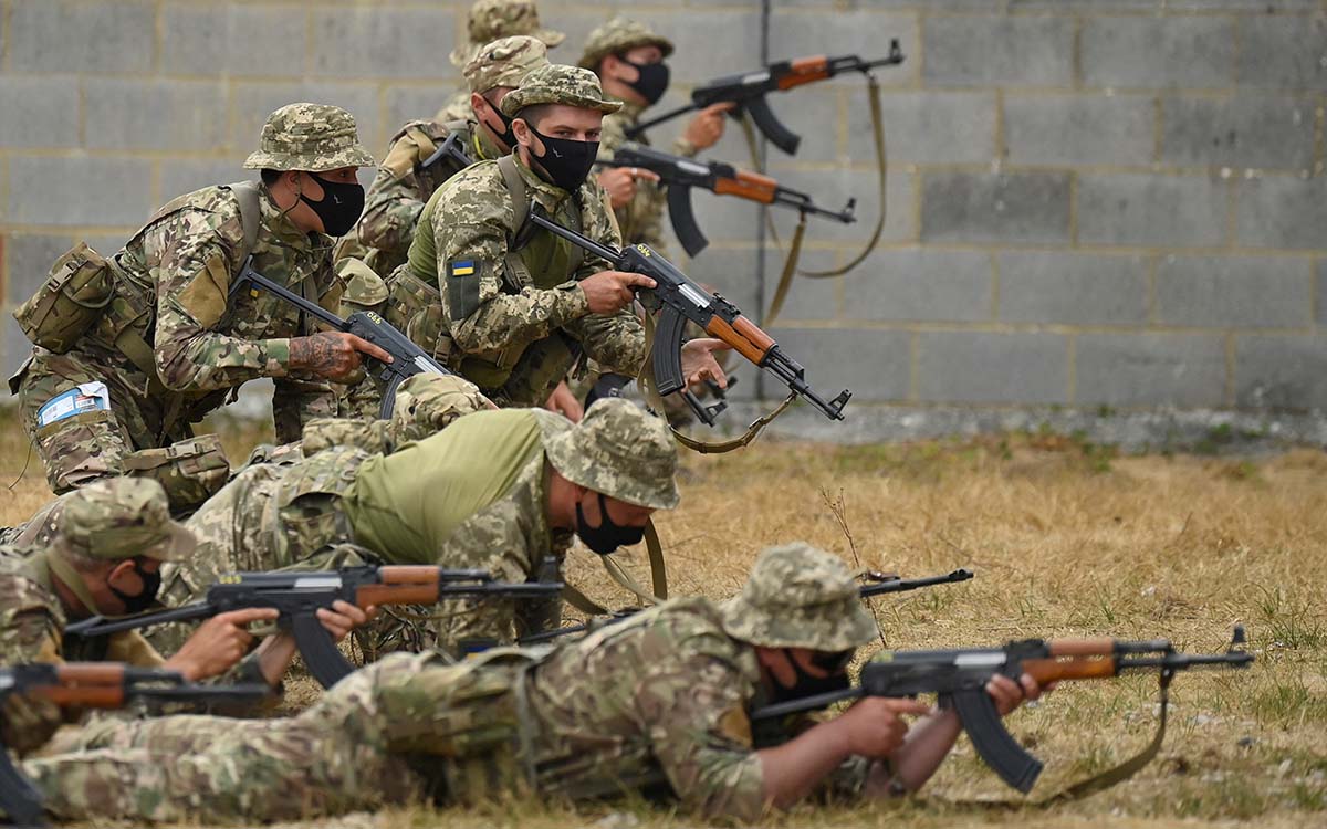UE considera lanzar una misión de entrenamiento del ejército ucraniano