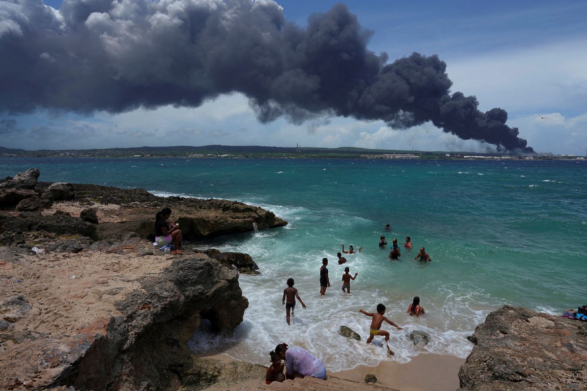 Un gran incendio en unos depósitos de combustible en Cuba deja 17 desaparecidos y más de 120 heridos