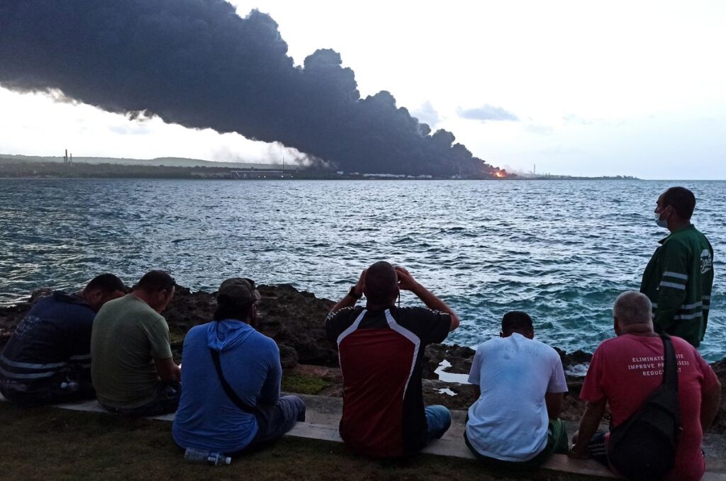 Una serie de explosiones complica la extinción del incendio en los tanques de combustible en Cuba