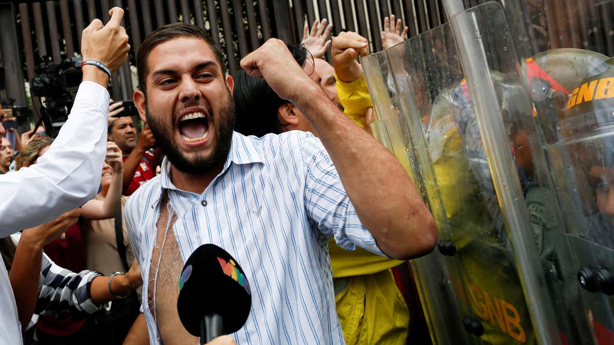 Venezuela sentencia al opositor Juan Requesens a ocho años por el ataque con drones contra Maduro
