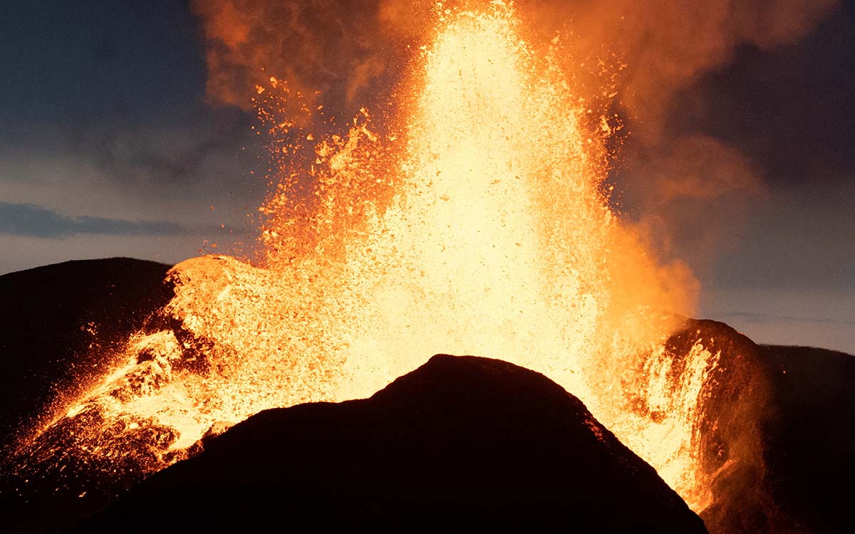 Volcán islandés de Reikiavik entró en erupción, emitiendo gases