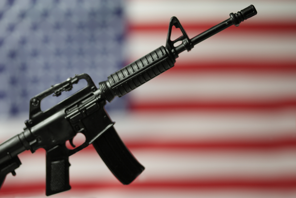 con rifles AR-15 dotarán escuelas en Carolina del Norte
