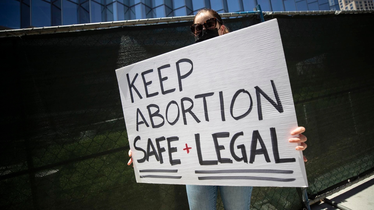 juez bloquea ley que prohibía casi todo tipo de abortos
