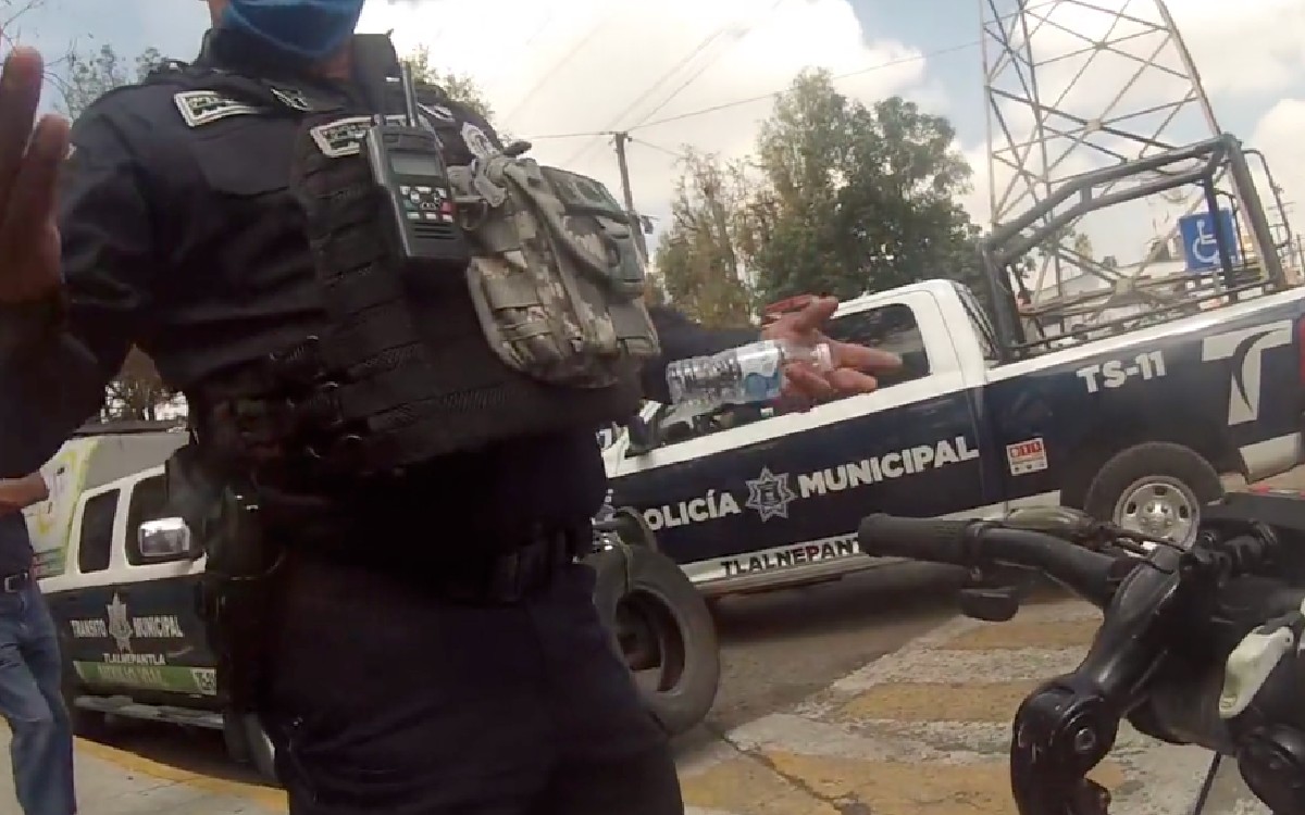 "¡Me están ahorcando!"; Ciclista denuncia agresión y detención en Tlalnepantla tras pedir ayuda a policías | Video