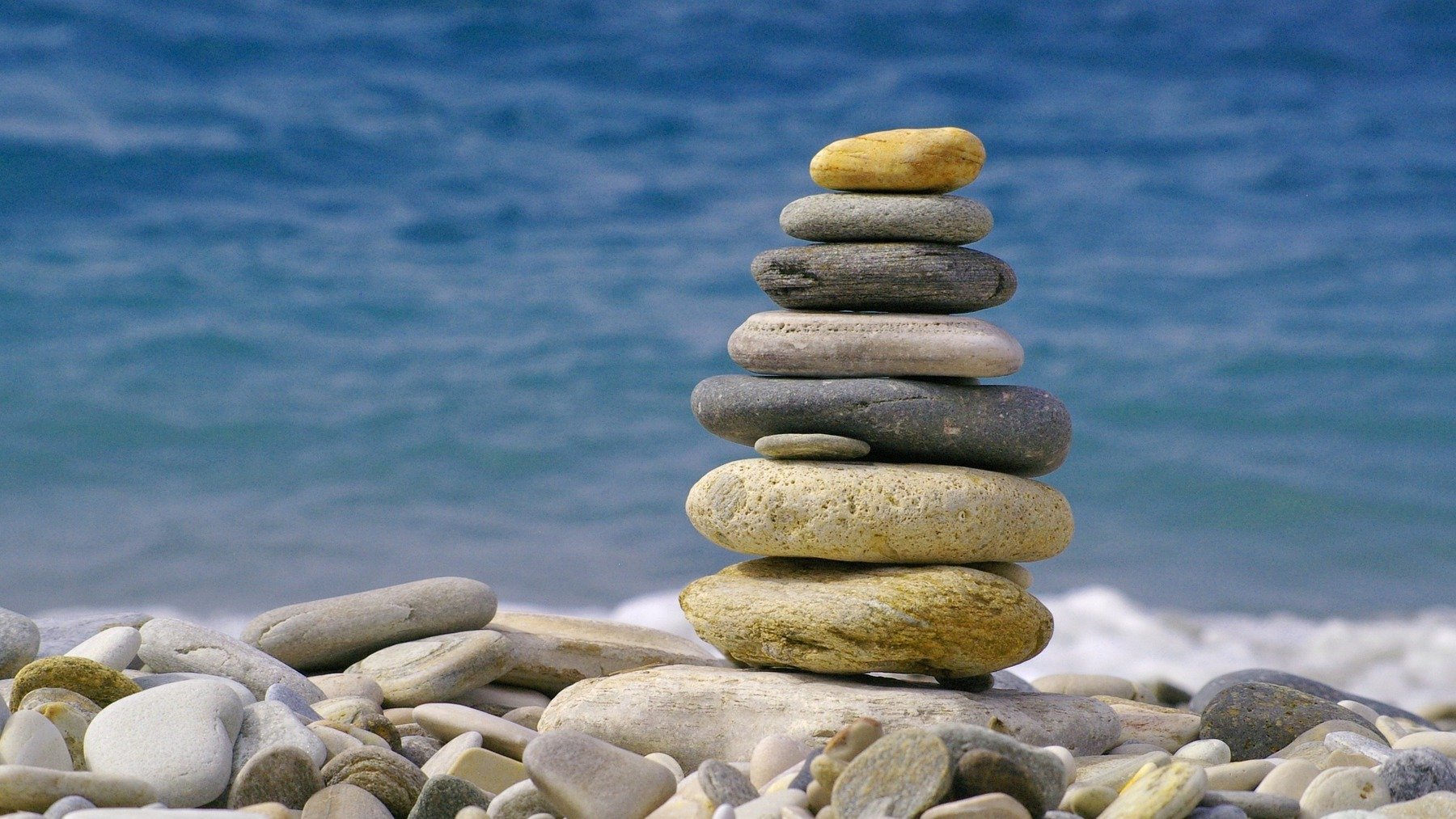 ¿Apilas las piedras cuando vas a la playa? Es muy peligroso y te explicamos por qué