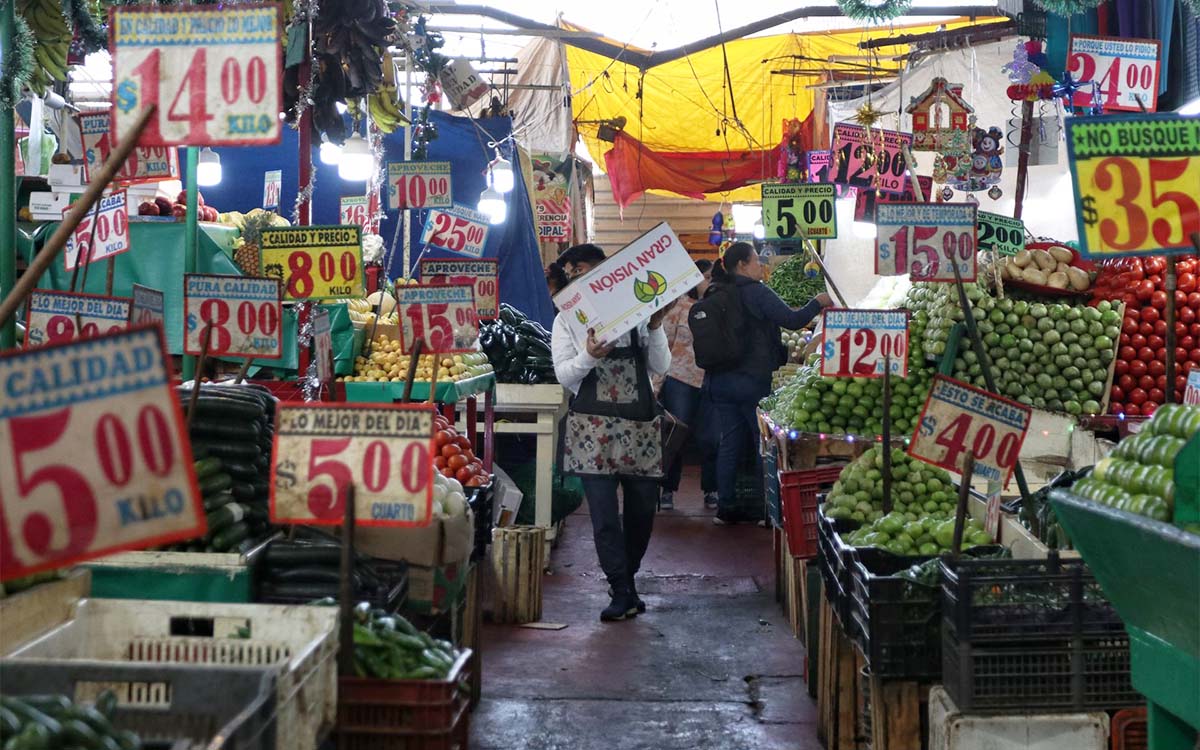 ¿Qué le espera a la economía de México? Analistas suben pronóstico de inflación, pero mantienen crecimiento, según encuesta de Banxico