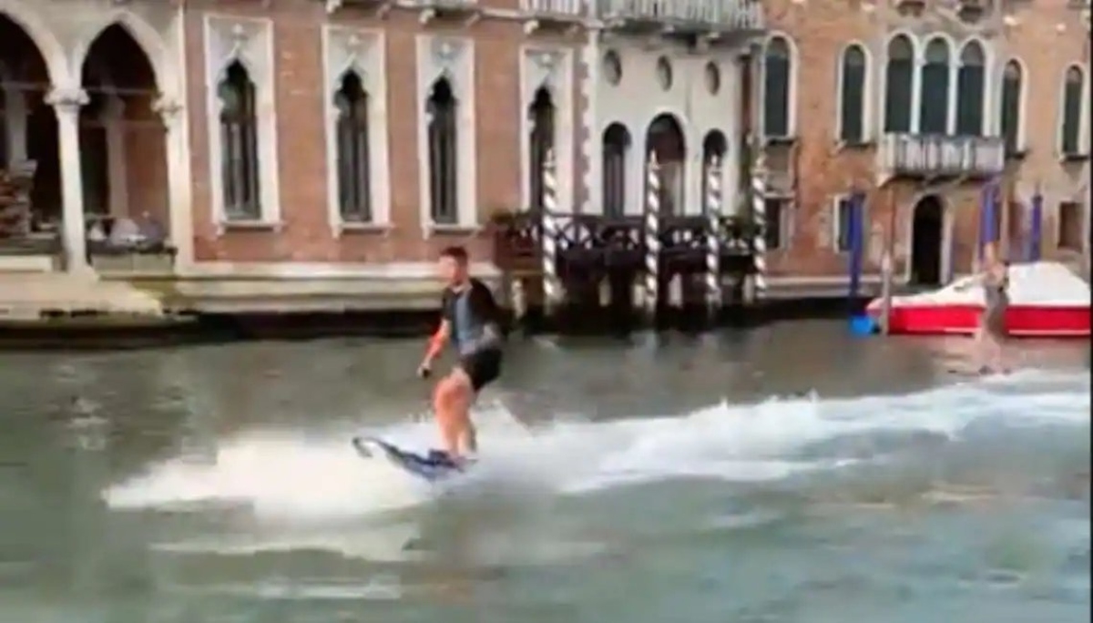 ¿Surf en Venecia? Dos turistas lo hicieron y ahora enfrentan multa e insultos