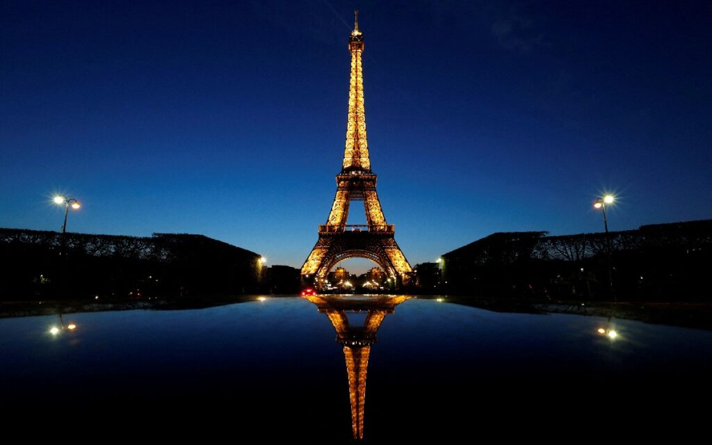 ¿Por qué París reducirá luces de la Torre Eiffel?