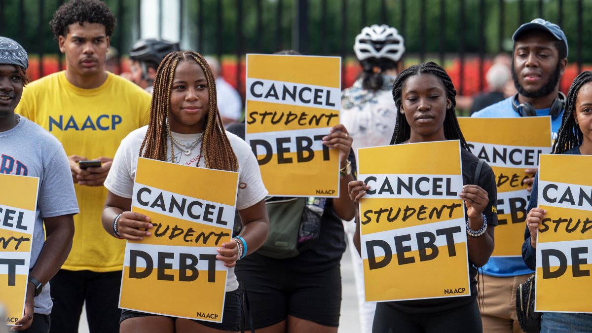 Algunos estados podrían gravar impuestos al alivio de la deuda de préstamos estudiantiles de Biden