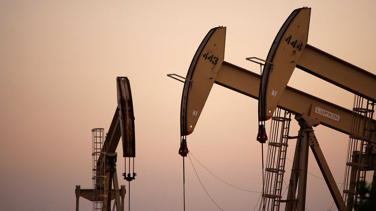 OPEP+ anuncia que producirá 100,000 barriles menos de petróleo