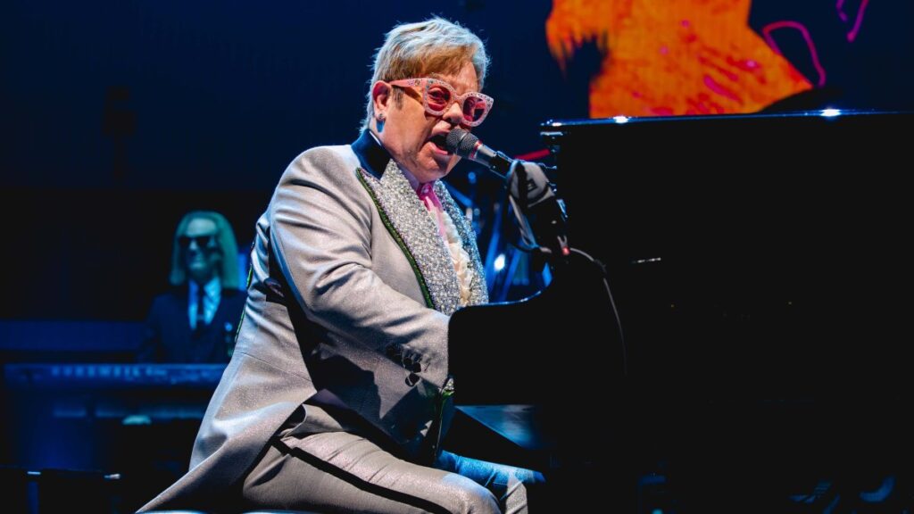 Elton John rinde homenaje a la reina Isabel II  interpretando “Don’t Let the Sun Go Down on Me”
