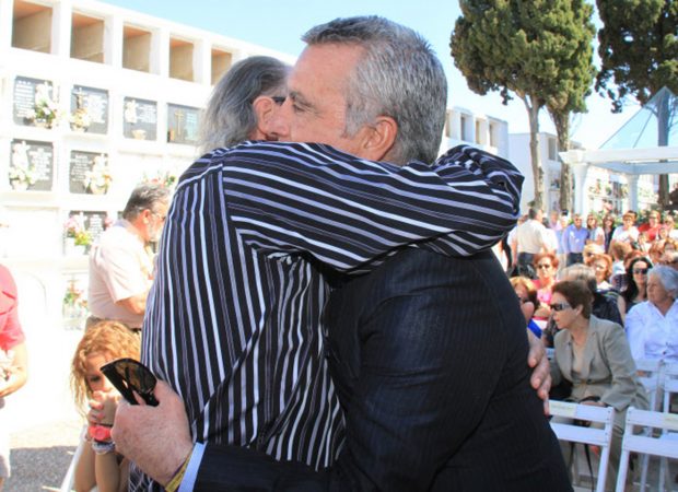 Amador Mohedano y Ortega Cano dándose un abrazo / Gtres
