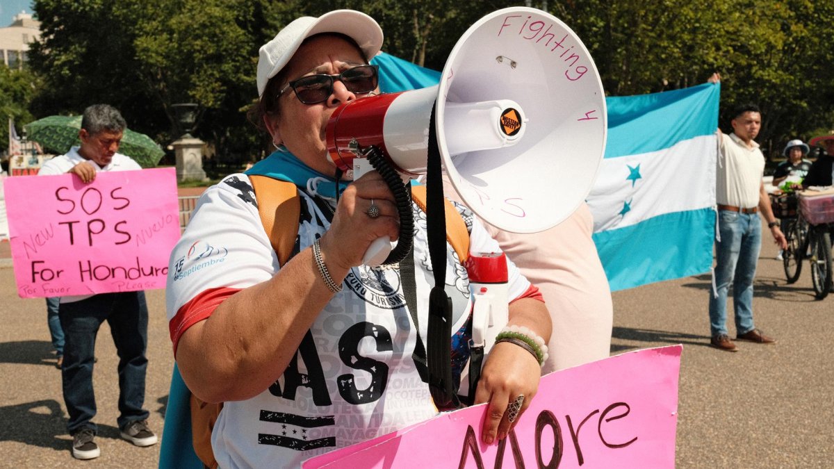 Hondureños en Washington protestan por un nuevo TPS para afectados por los huracanes