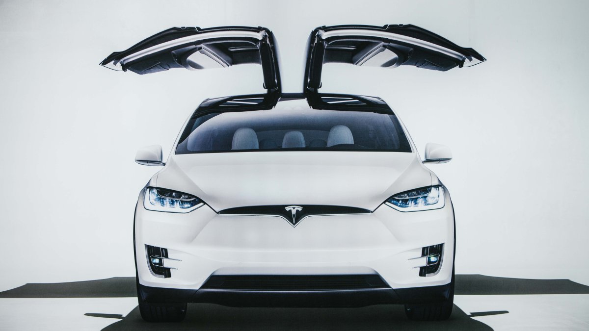revisarán un millón de autos Tesla por falla que puede pellizcar dedos