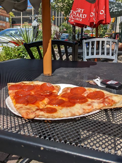 pizza de pepperoni en la mesa al aire libre