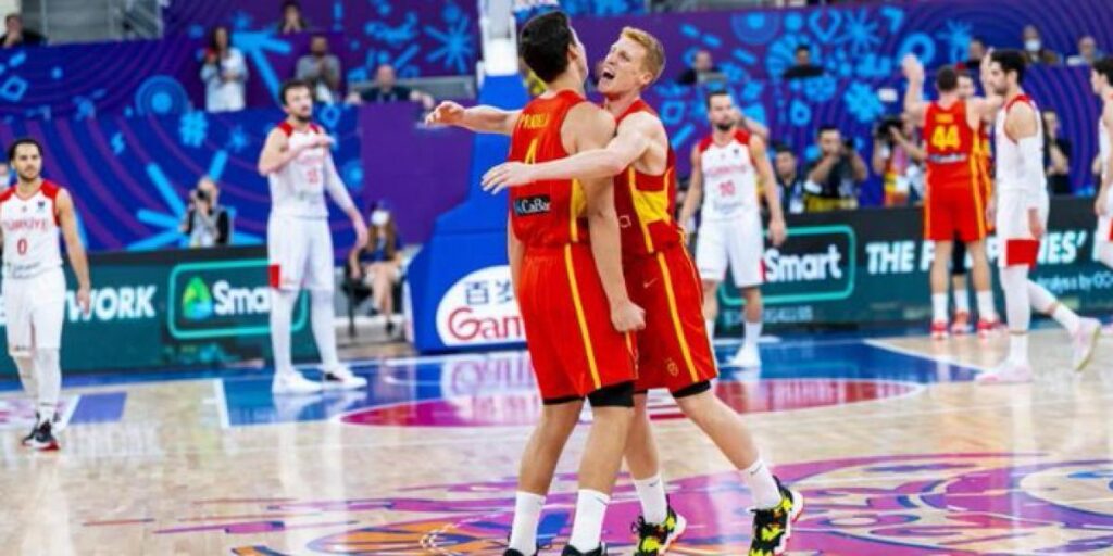 69-72: España gana a Turquía y pasa como primera