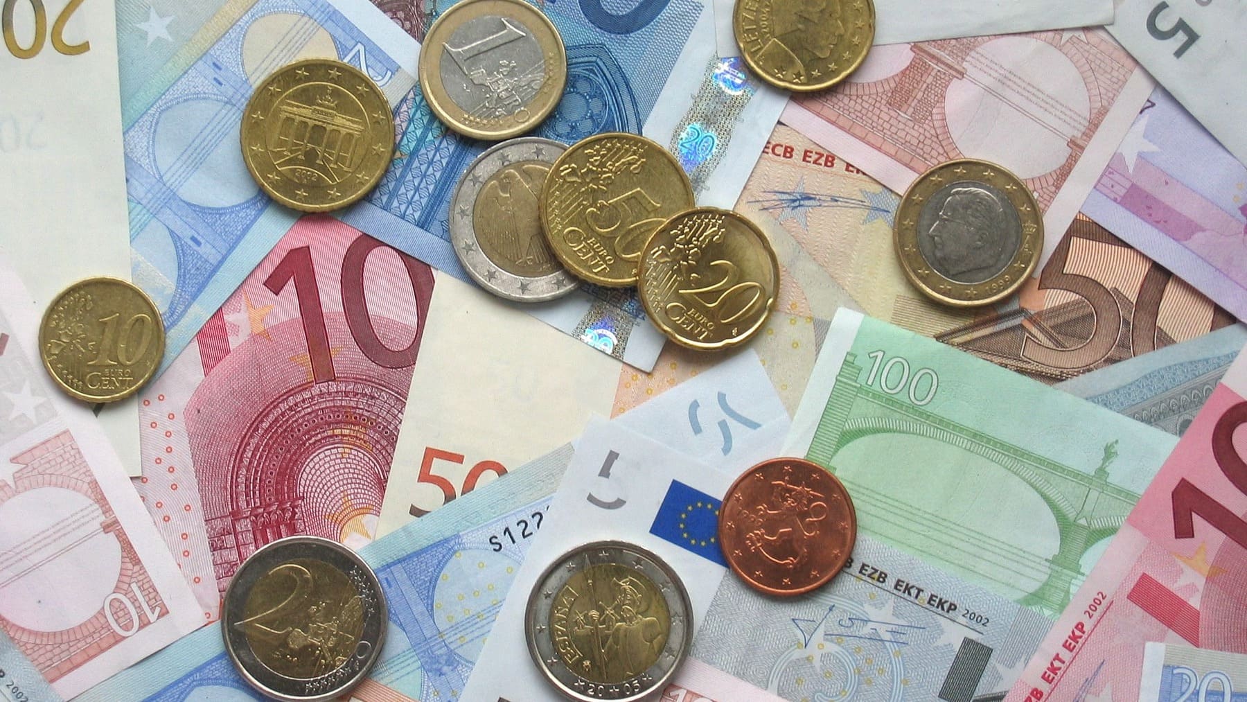 7 monedas de 2 euros que valen una pasta: ¿las tienes en casa?
