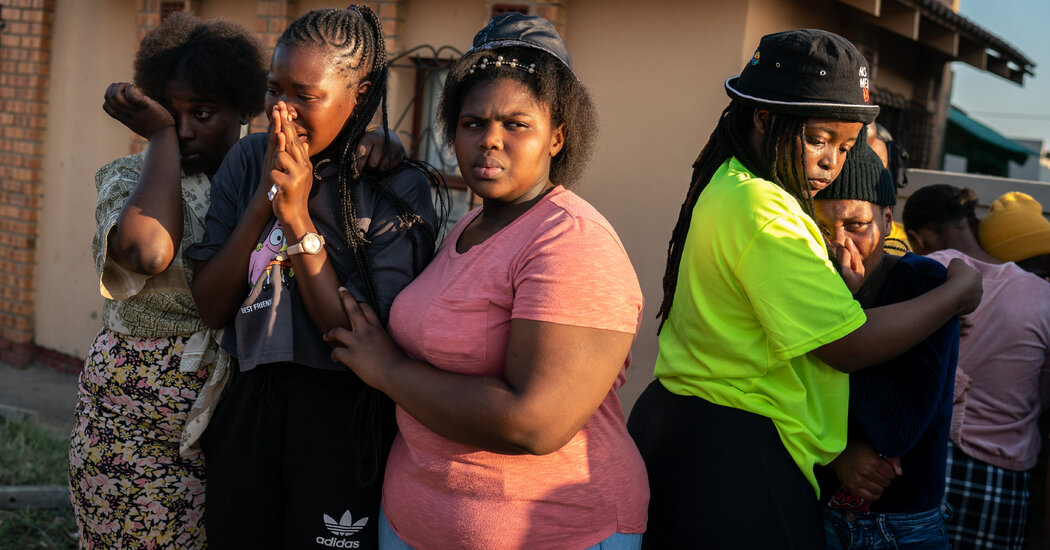 Adolescentes mueren por asfixia en una taberna de Sudáfrica, se les dice a los padres