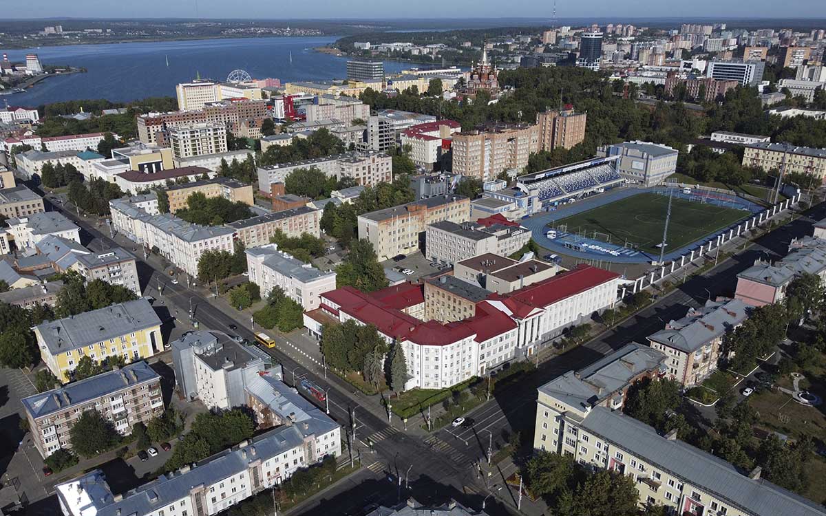 Al menos 13 muertos, entre ellos siete niños, por un tiroteo en una escuela de Rusia