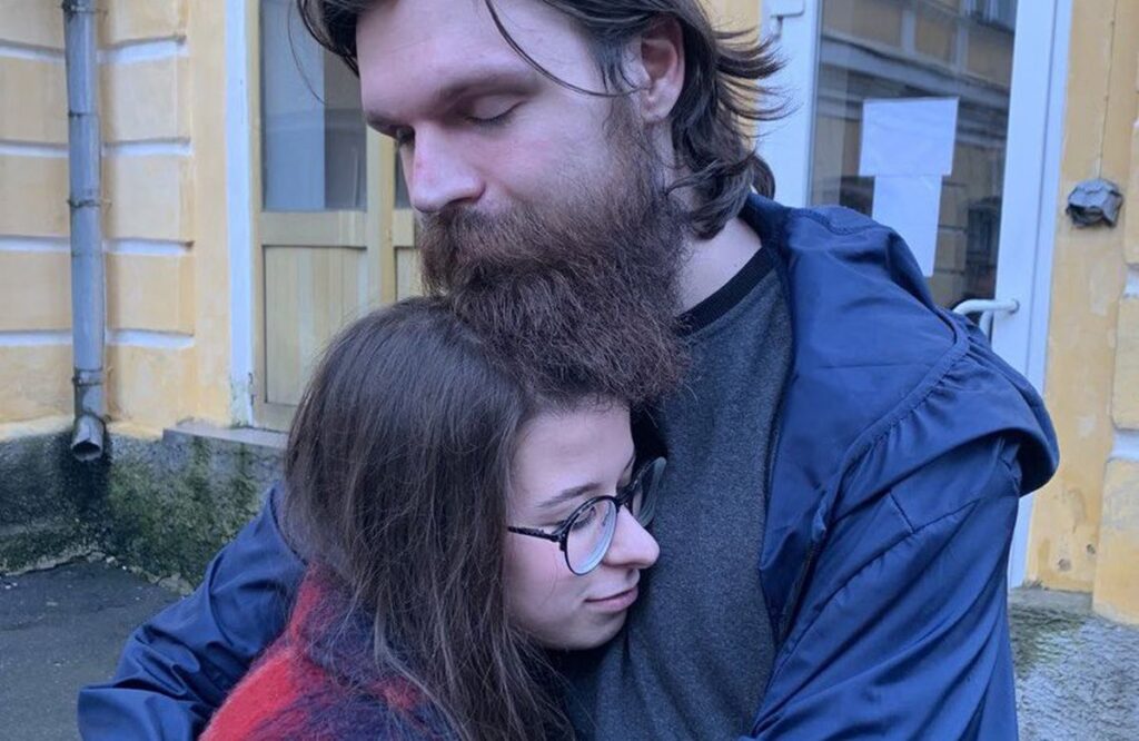 Amor en tiempos de guerra: el fugaz encuentro entre un prisionero ucranio liberado por los rusos y su pareja