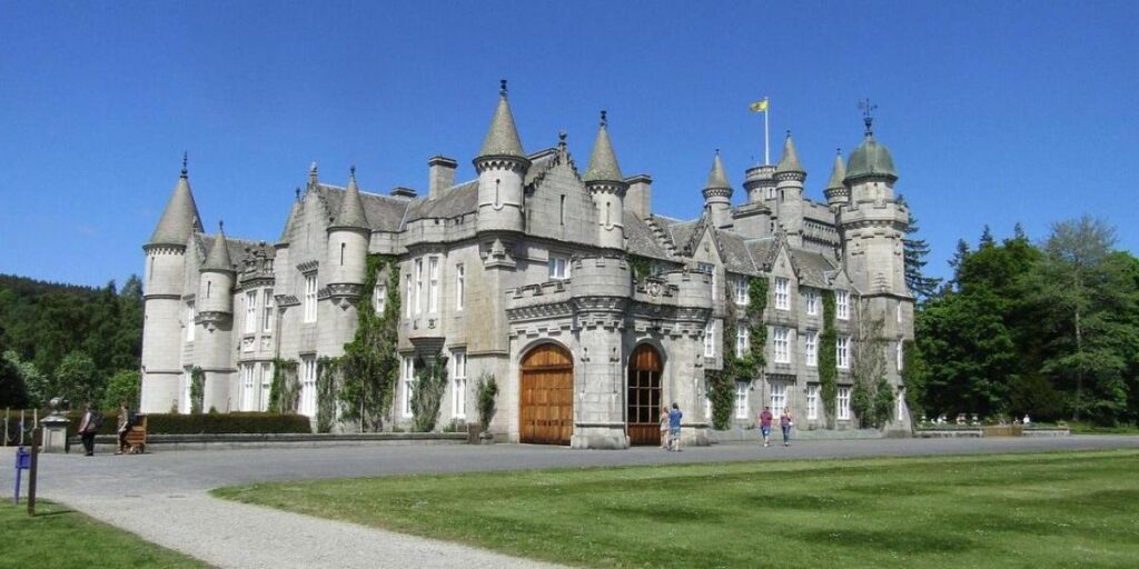 Así es Balmoral, el palacio en el que se encuentra la reina Isabel II