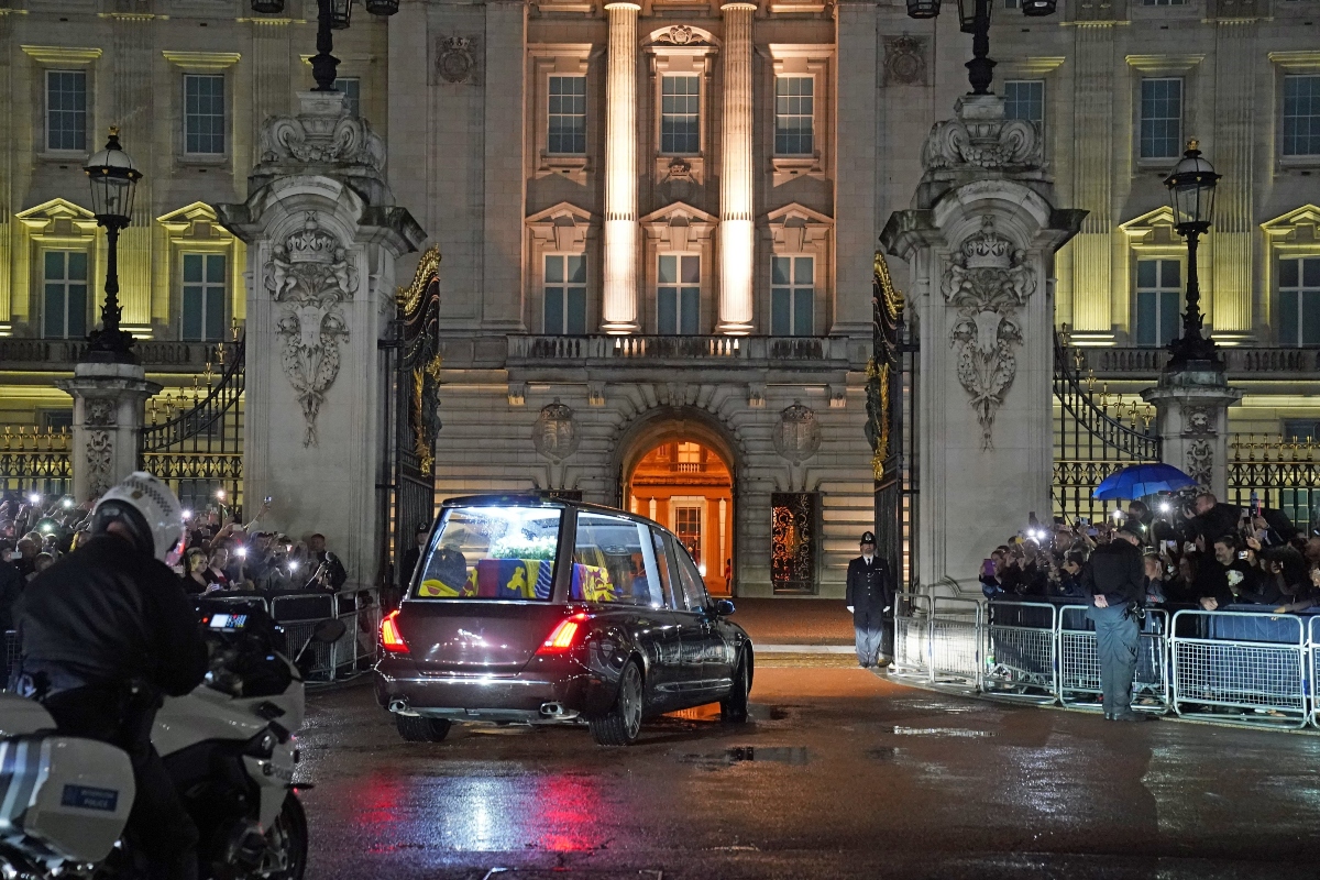 Ataúd de la reina Isabel II llega al Palacio de Buckingham | Video