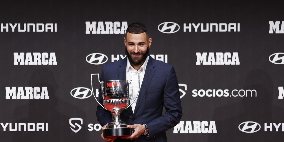 Benzema recibe el trofeo Pichichi