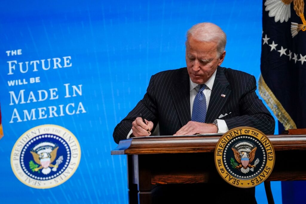 Biden anunciará $ 900 millones para construir estaciones de carga EV