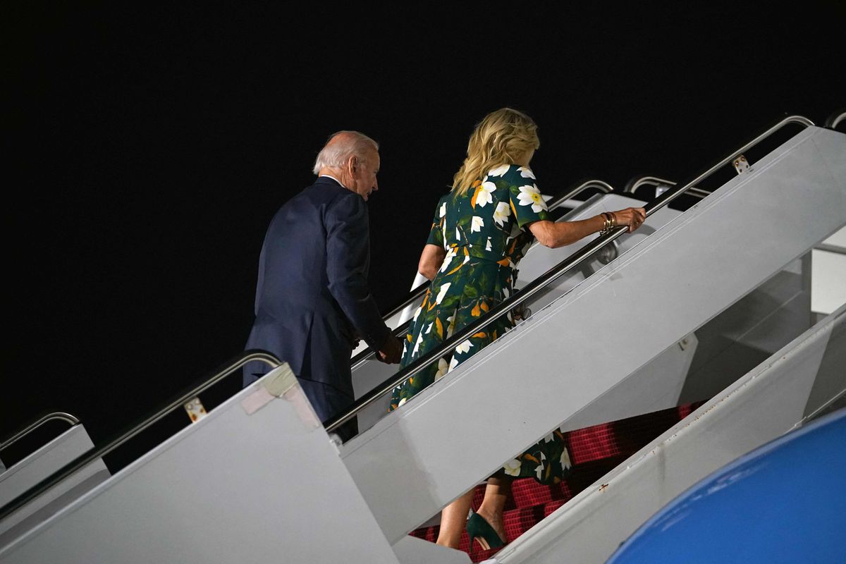 Biden hace un viaje relámpago en el Air Force One para votar en unas primarias menores en Delaware