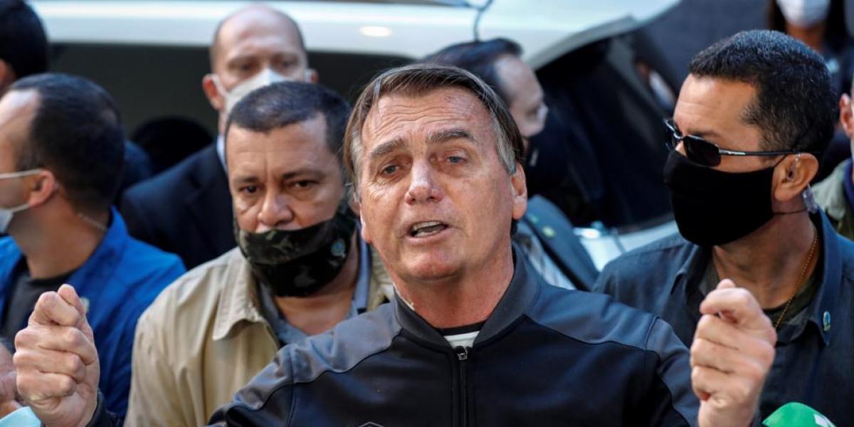 Bolsonaro insta a sus seguidores a votar con la camiseta de la selección