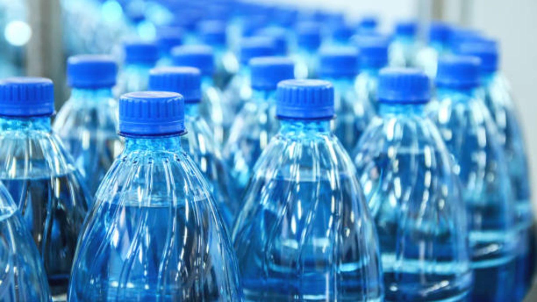 Caducidad del agua, la diferencia entre las botellas de plástico y las de cristal