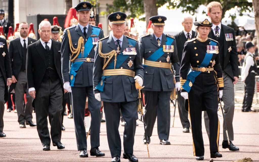 Carlos III, William y Harry escoltaron juntos el ataúd de la reina Isabel II | Video