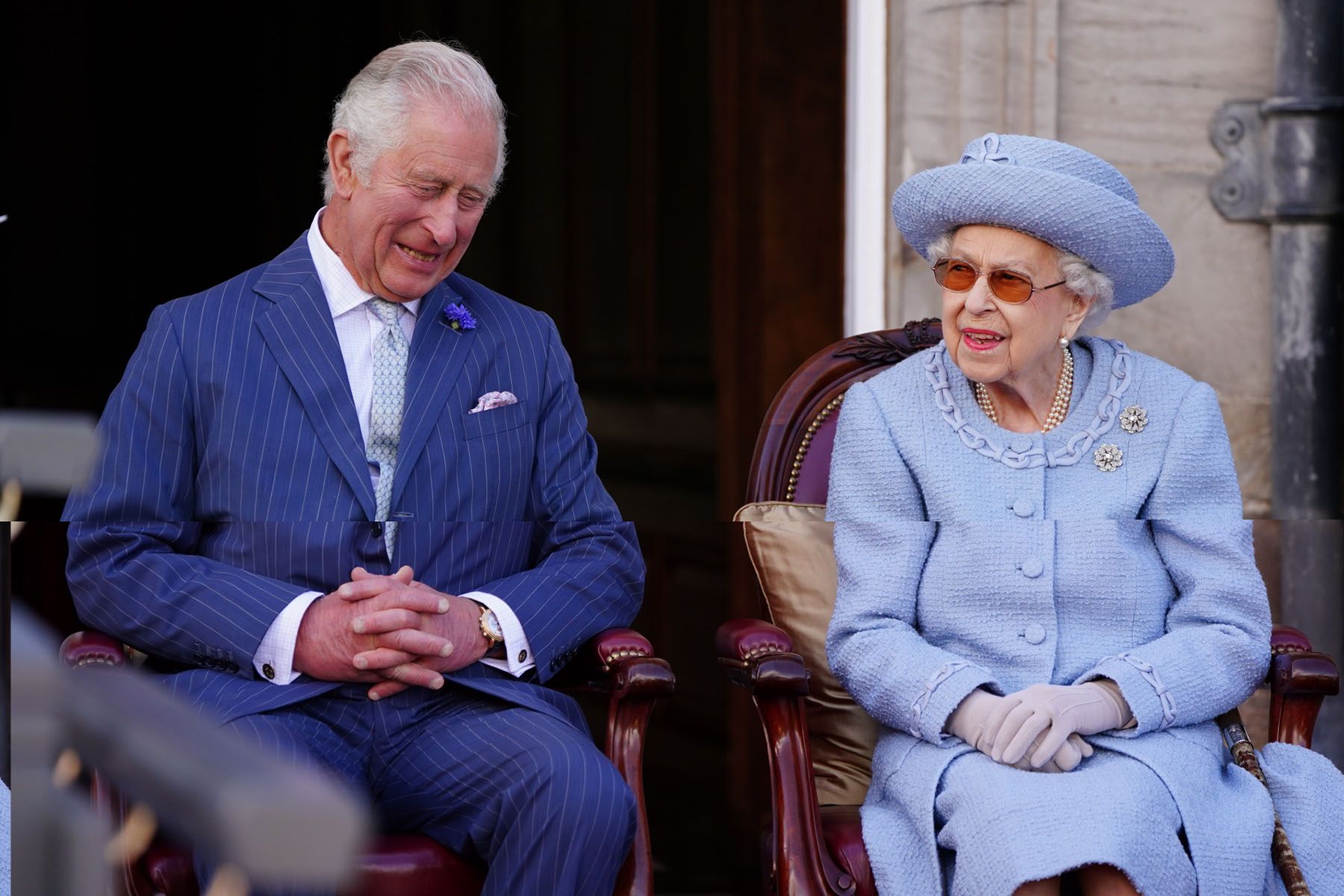 Isabel II y el príncipe Carlos riendo / Gtres