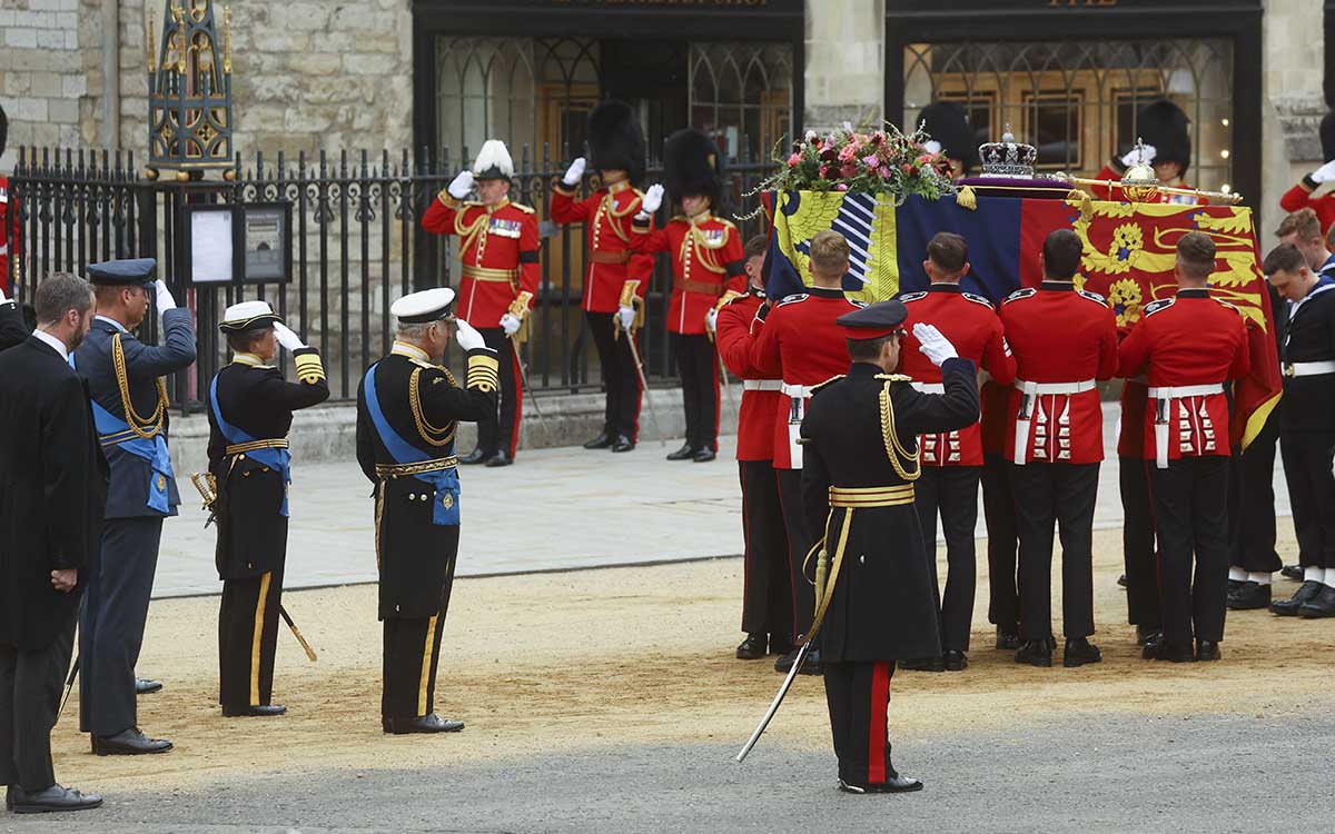 Carlos III y la familia real acompañaron el féretro de Isabel II a la Abadía de Westminster