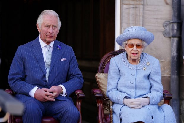 Isabel II y el príncipe Carlos / Gtres