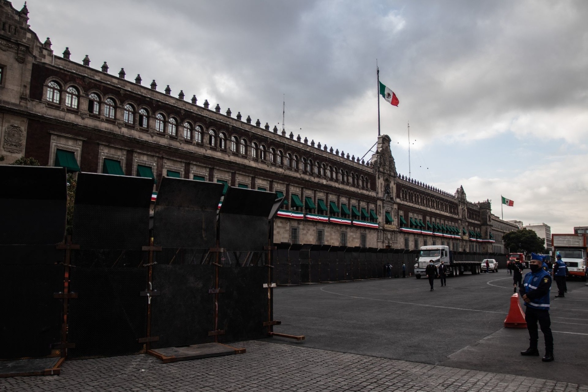 Cercan Palacio Nacional con vallas metálicas por mitin de Ayotzinapa