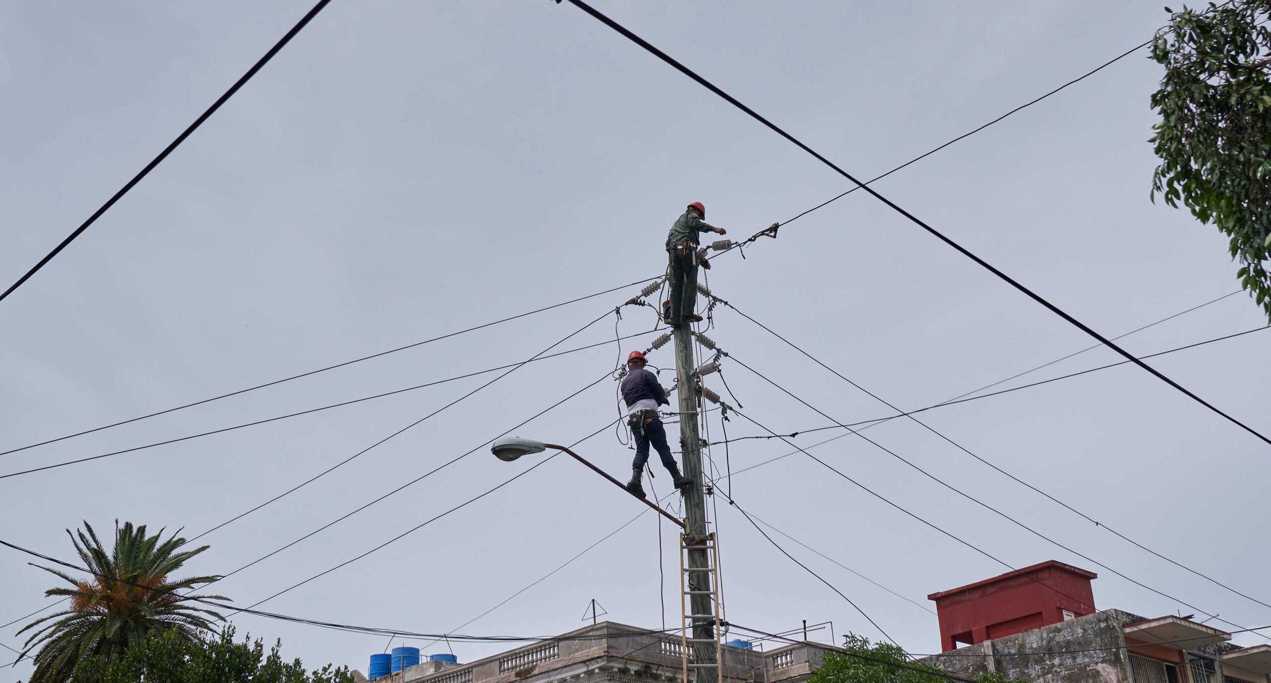 Cientos protestan por servicio eléctrico en La Habana tras huracán Ian dejar a oscuras al país