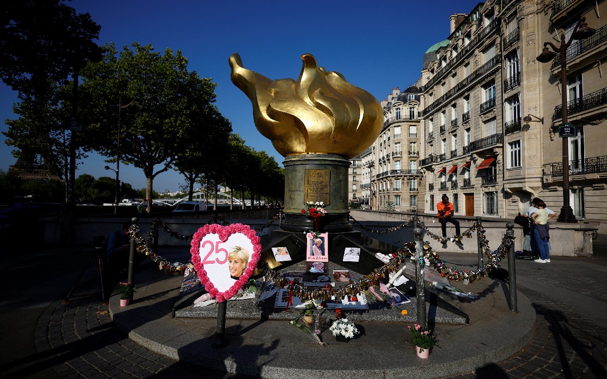 Con flores y fotos, recuerdan a la princesa Diana en París a 25 años de su muerte