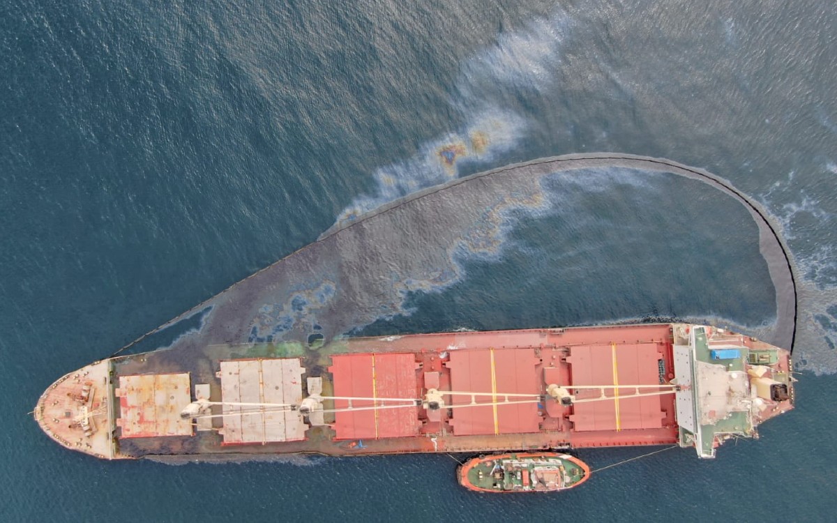 Controlan fuga de combustible de buque granelero accidentado frente a Gibraltar