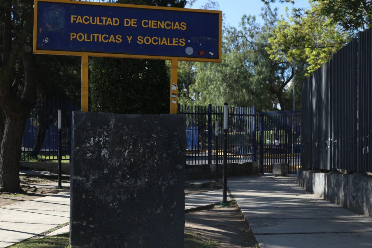Desalojan Facultad de Ciencias Políticas de la UNAM por amenaza de bomba