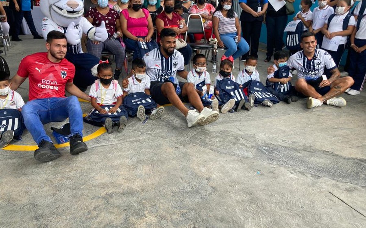 Donan jugadores de Rayados 300 mochilas para niños | Video