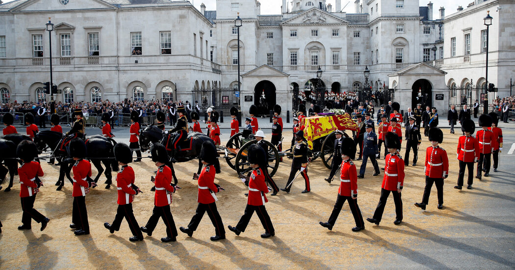 El ataúd de la reina pasa por lugares emblemáticos de Londres hasta Westminster Hall
