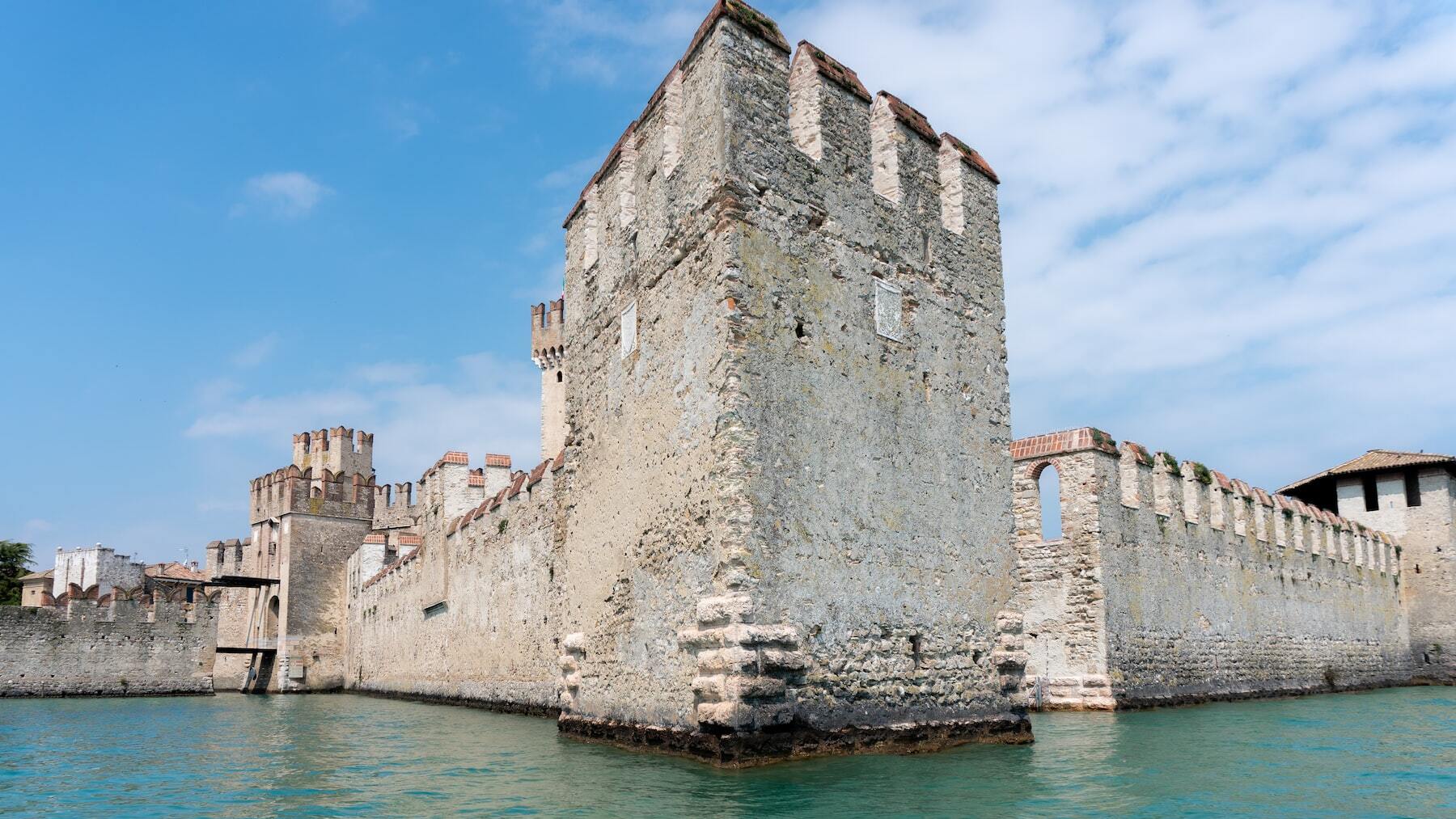 El castillo situado sobre un lago de aguas turquesas que enamora a los turistas