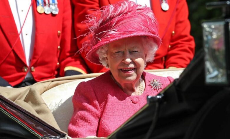 El curioso motivo por el que la reina Isabel II siempre utilizaba trajes de colores llamativos