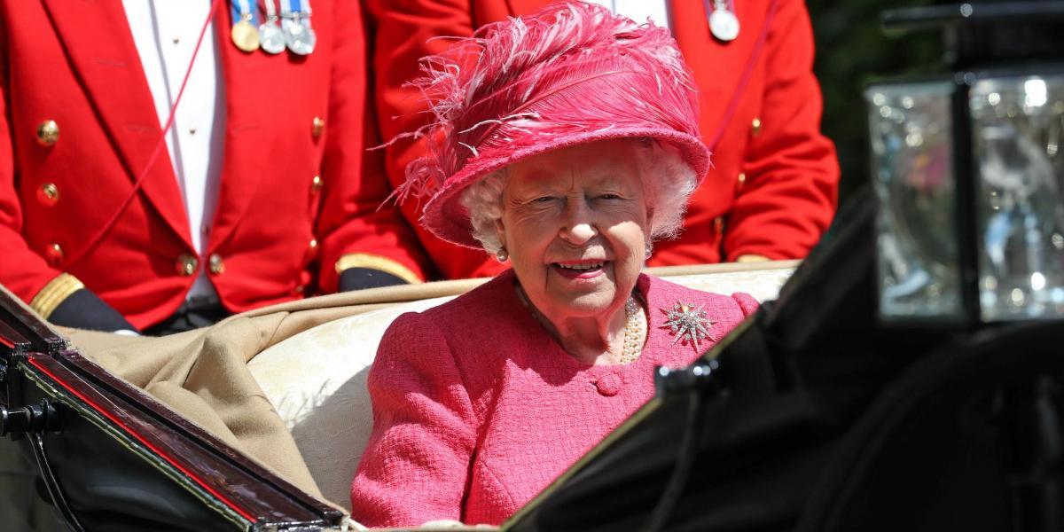 El curioso motivo por el que la reina Isabel II siempre utilizaba trajes de colores llamativos