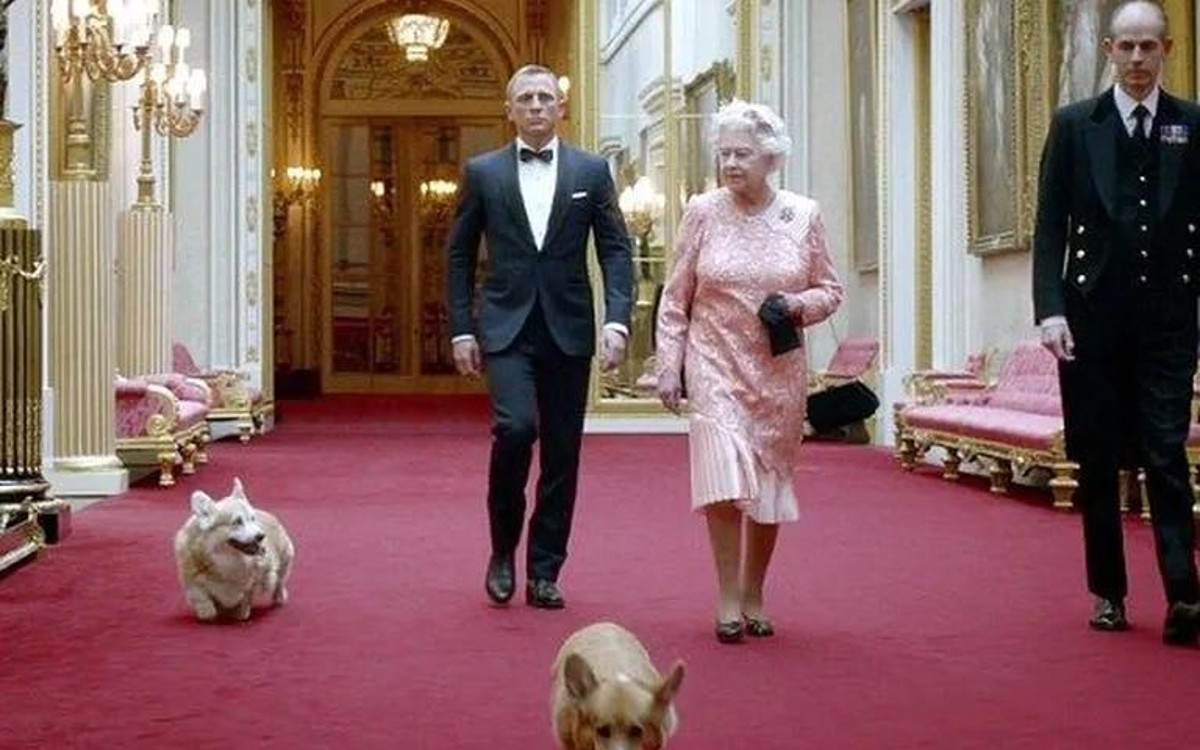 El día que Isabel II y James Bond robaron cámara en Londres 2012 | Video