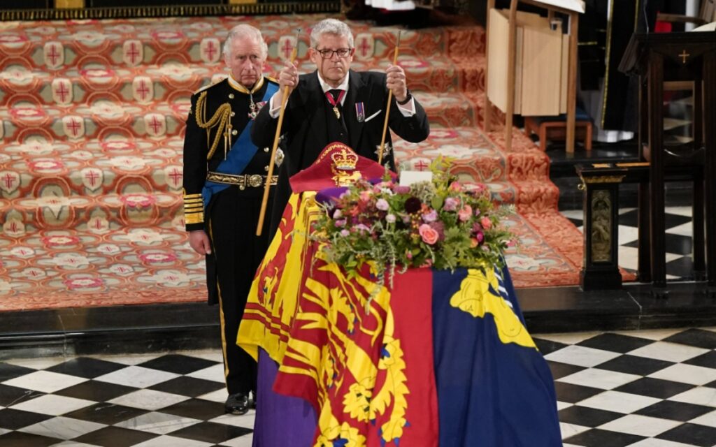El fin de una era: rompen vara de oficio y retiran corona del ataúd de Isabel II