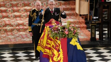 El fin de una era: rompen vara de oficio y retiran corona del ataúd de Isabel II